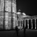 qutub minar at night