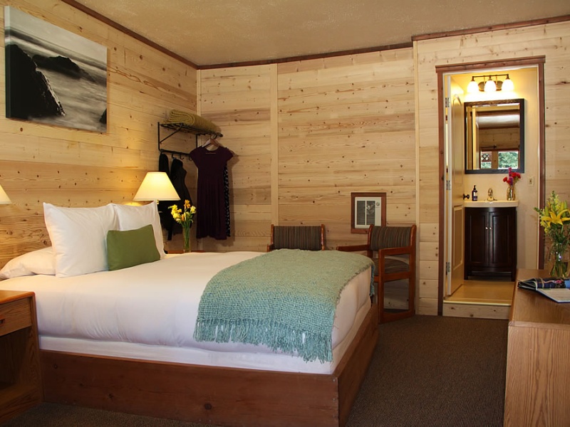 Big Sur River Inn - rustic room